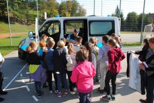Šolarji so dan preživeli v policijski družbi, tudi pasji 18
